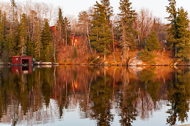 colorato riflette in un lago - kenora foto e immagini stock