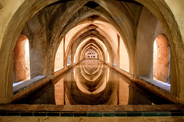 バスルームには、古代の��宮殿アルカサルセビリア（スペイン） - seville andalusia spain pattern ストックフォトと画像