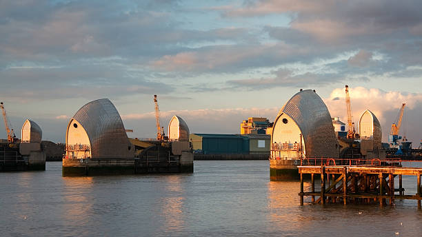 londyn powódź bariery. - thames flood barrier zdjęcia i obrazy z banku zdjęć