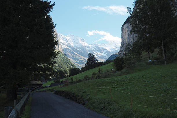 sonne langsam ambiente im lauterbrunnen valley (berner alpen, schweiz - monch sun snow european alps stock-fotos und bilder