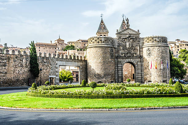 cidade antiga paredes e gate na abordagem de toledo, espanha - alcazar palace imagens e fotografias de stock