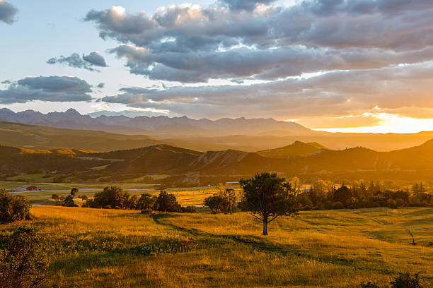 夕暮れ時のサン juans - western usa mountain peak landscape farm ストックフォトと画像