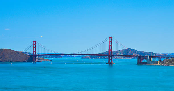 живописный вид на мост золотые ворота от lands end trail - golden gate bridge car san francisco bay san francisco county стоковые фото и изображения