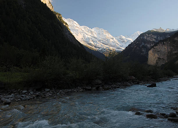 sonne langsam ambiente im lauterbrunnen valley (berner alpen, schweiz - monch sun snow european alps stock-fotos und bilder