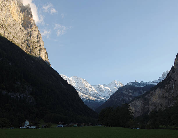 sonne langsam ambiente im lauterbrunnen valley (berner alpen, schweiz - monch sun snow european alps stock-fotos und bilder