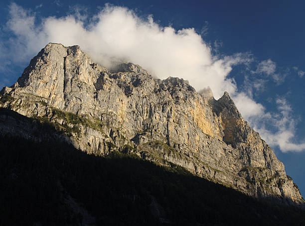 so ist die in dem lauterbrunnen valley (berner alpen, schweiz - monch sun snow european alps stock-fotos und bilder