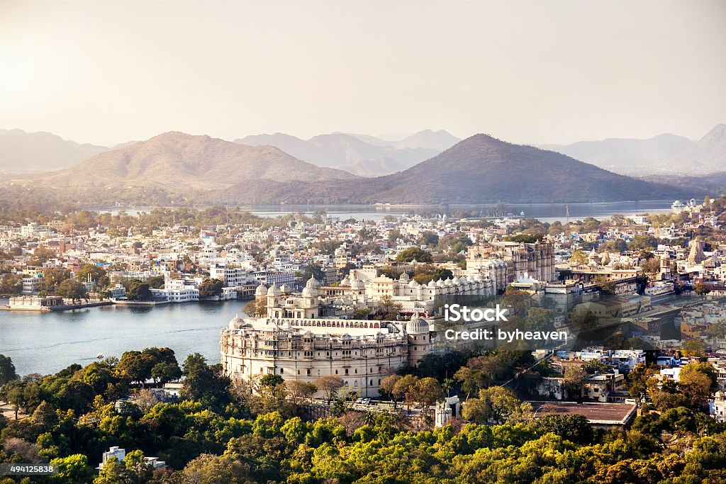 Lake Pichola and City Palace in India Lake Pichola with City Palace view in Udaipur, Rajasthan, India Udaipur Stock Photo