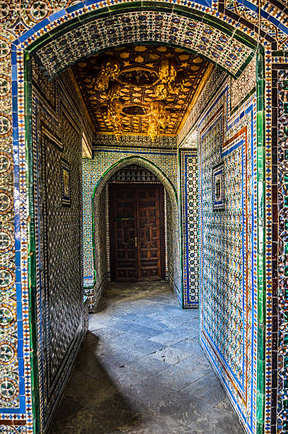 antigua puerta y exquisito trabajo azulejos - seville alcazar palace sevilla arch fotografías e imágenes de stock
