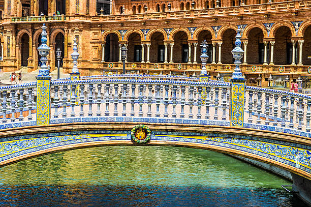 plaza de españa in sevilla, spanien - seville sevilla fountain palacio espanol stock-fotos und bilder