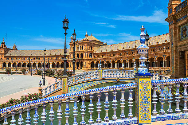 plaza de españa in sevilla, spanien - seville sevilla fountain palacio espanol stock-fotos und bilder