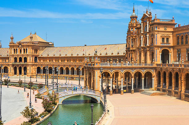 plaza de españa in sevilla, spanien - seville sevilla fountain palacio espanol stock-fotos und bilder