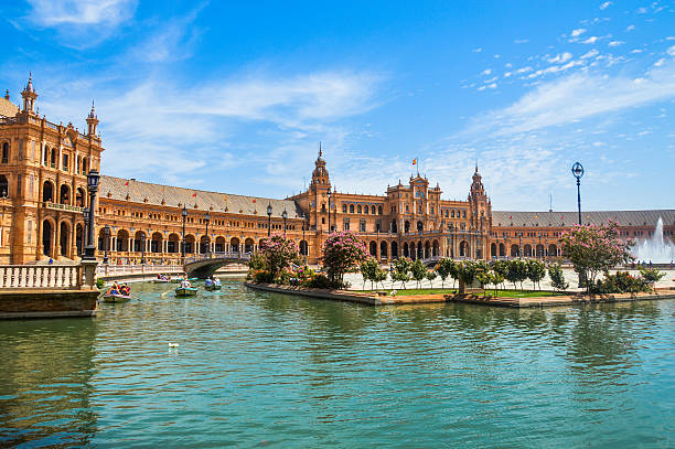 plaza de españa in sevilla, spanien - seville sevilla fountain palacio espanol stock-fotos und bilder