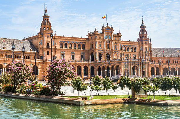 plaza de españa in sevilla, spanien - seville sevilla fountain palacio espanol stock-fotos und bilder