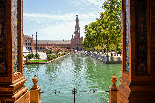 plaza de españa in sevilla, spanien - seville sevilla fountain palacio espanol stock-fotos und bilder