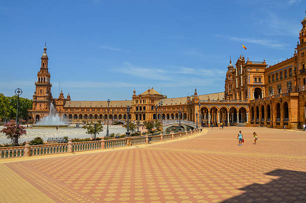 plaza de españa in sevilla, spanien - seville sevilla fountain palacio espanol stock-fotos und bilder