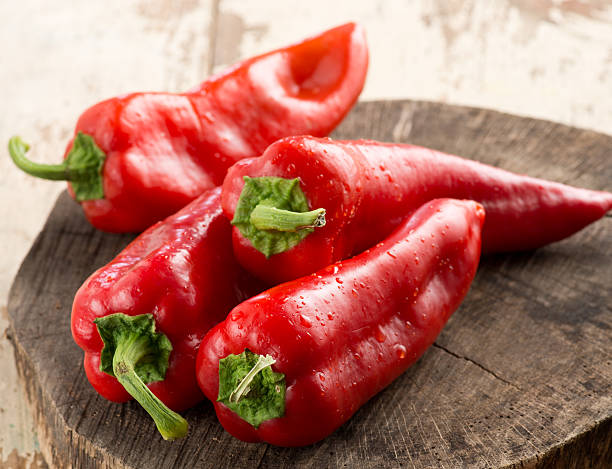 peperoni rossi - peperone rosso foto e immagini stock