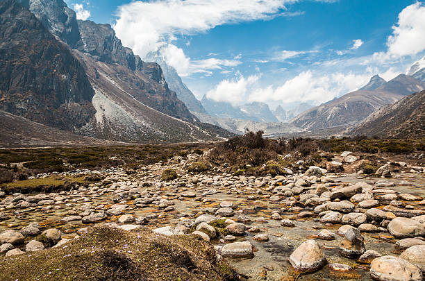 vale em himalaias - mt pumori imagens e fotografias de stock