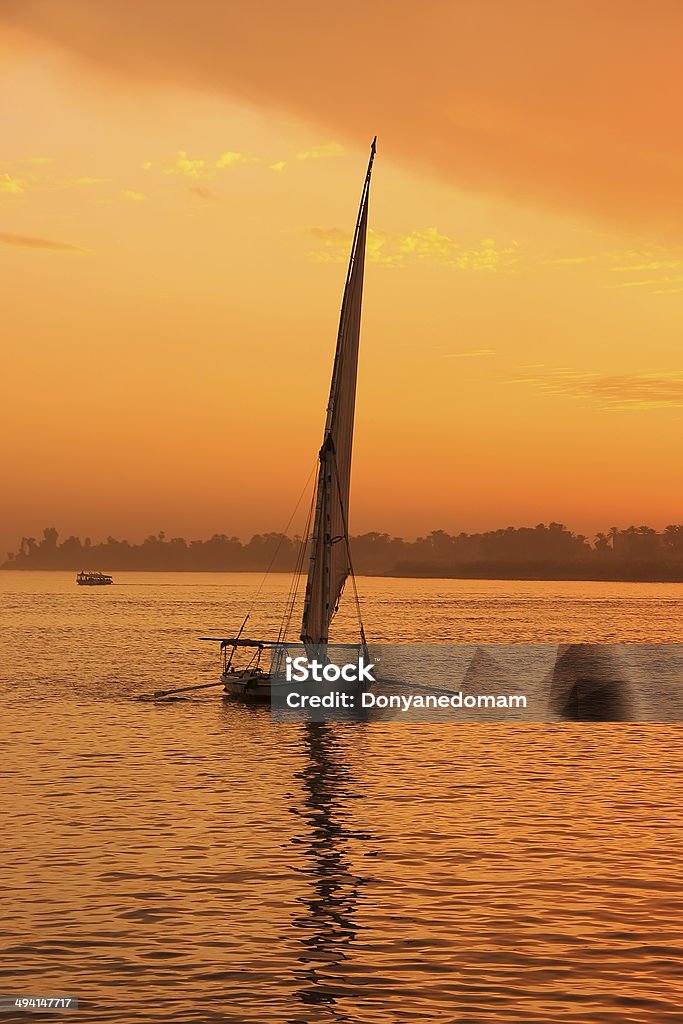 Faluca navegar por el río Nilo en la puesta de sol, Luxor - Foto de stock de Aire libre libre de derechos