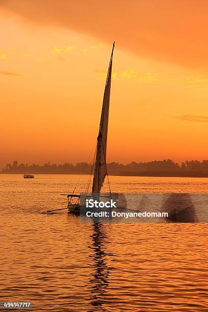 Faluca Navegar Por El Río Nilo En La Puesta De Sol Luxor Foto de stock y más banco de imágenes de Aire libre