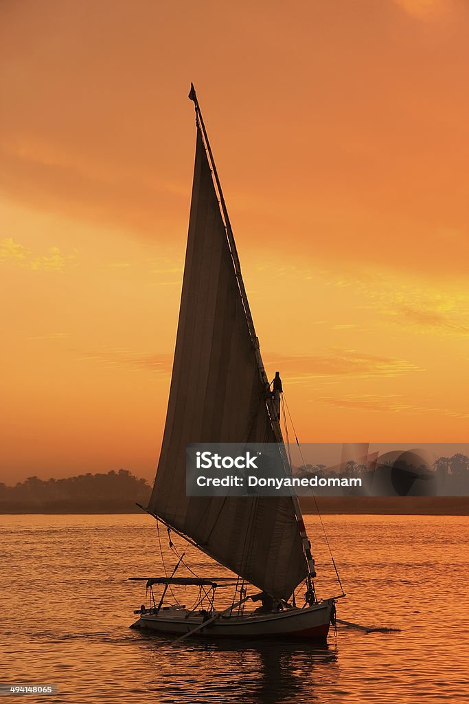 Faluca navegar por el río Nilo en la puesta de sol, Luxor - Foto de stock de Puesta de sol libre de derechos