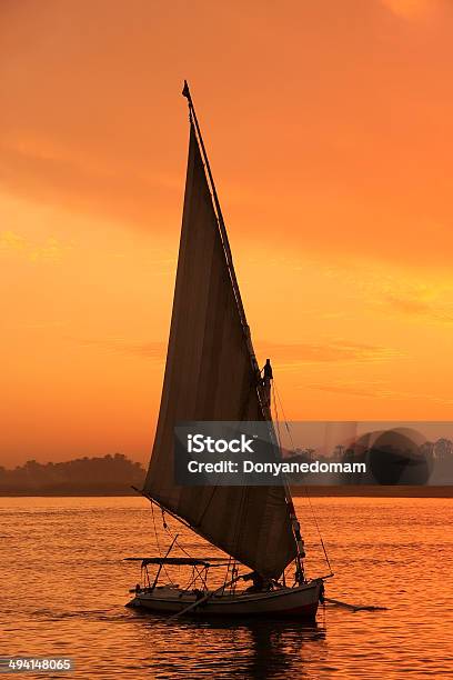 Faluca Navegar Por El Río Nilo En La Puesta De Sol Luxor Foto de stock y más banco de imágenes de Puesta de sol