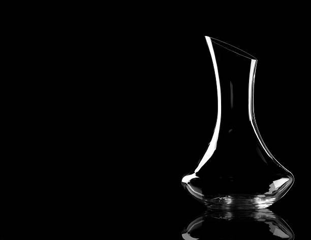 szkło wino karafka z czarnym tle - wine decanter elegance pouring zdjęcia i obrazy z banku zdjęć