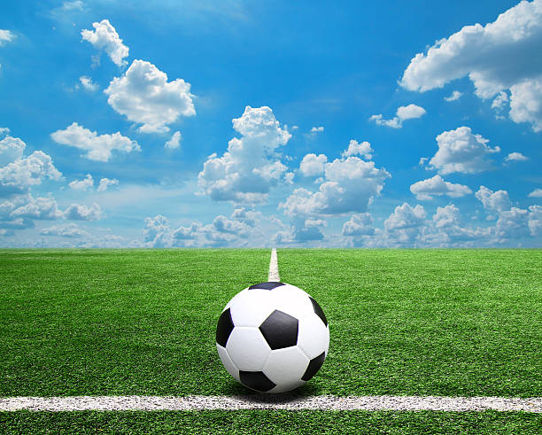 calcio sul campo di calcio stadio di erba e cielo blu sfondo - soccer field soccer corner stadium foto e immagini stock