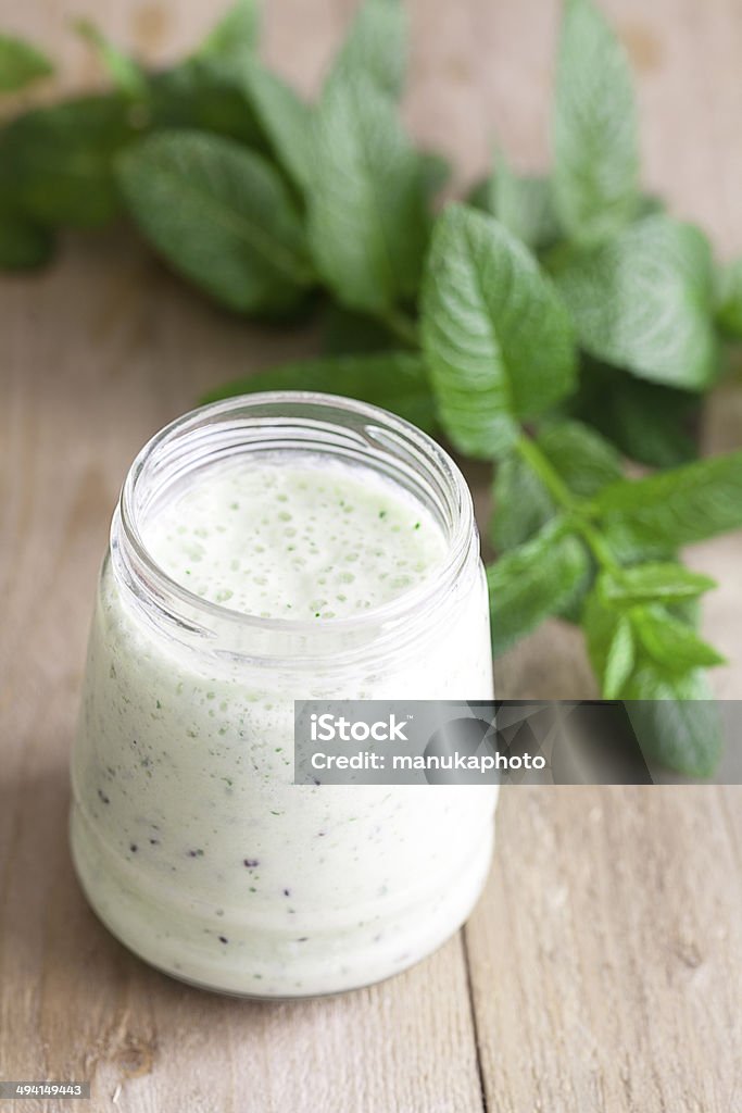 Feuilles de menthe fraîche et un verre de cocktail de fruits pressés - Photo de Aliment libre de droits