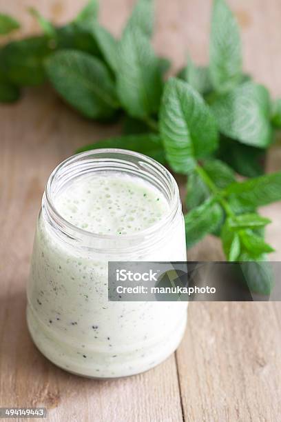 Photo libre de droit de Feuilles De Menthe Fraîche Et Un Verre De Cocktail De Fruits Pressés banque d'images et plus d'images libres de droit de Aliment