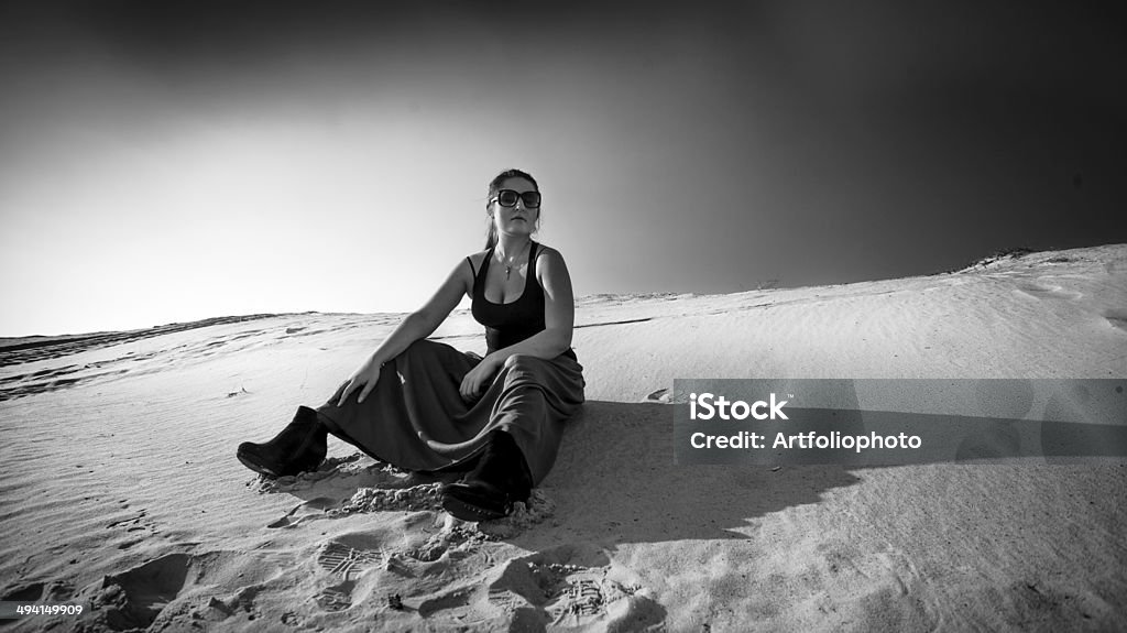 Foto de cansancio mujer sentada en la Duna de arena - Foto de stock de Actividad libre de derechos