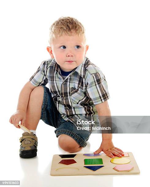 Puzzler Lapprovazione - Fotografie stock e altre immagini di Bambino dell'asilo - Bambino dell'asilo, Inginocchiarsi, Bambini maschi