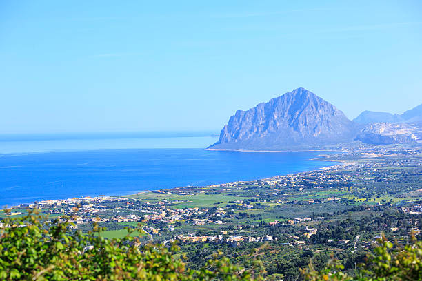 vista al mar mediterráneo - trapani sicily erice sky fotografías e imágenes de stock