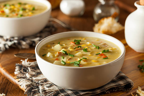 soupe de maïs maison chaud - heated vegetables photos et images de collection