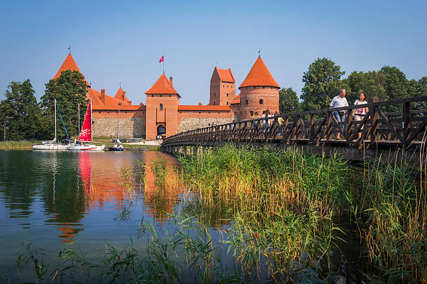 остров тракайский замок, литва - europe bridge editorial eastern europe стоковые фото и изображения