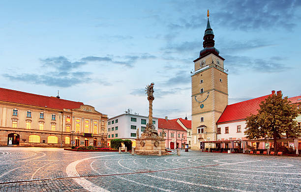 trojicne namestie trnava, eslováquia - trnava imagens e fotografias de stock