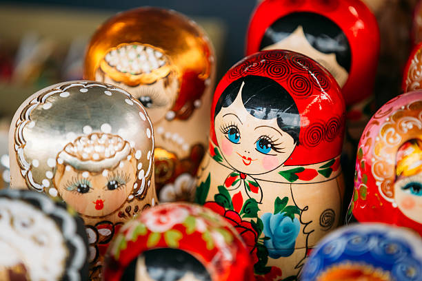 colorido nidificação bonecas russas matreshka no mercado. - russian nesting doll babushka doll large group of objects - fotografias e filmes do acervo