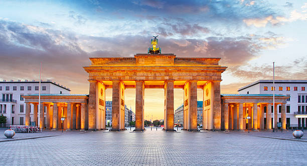 берлин-бранденбургские ворота в ночное время - берлин стоковые фото и изображения
