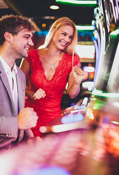 若いカップルトランプ、カジノのスロットマシン - women fist beautiful excitement ストックフォトと画像