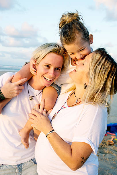 família feliz na praia - nature human pregnancy color image photography imagens e fotografias de stock
