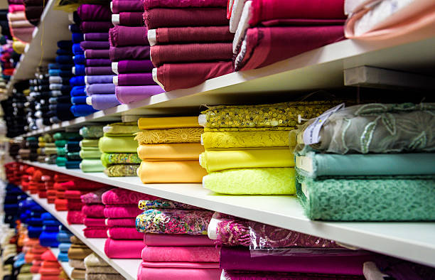 rollos de tela textil en una fábrica y tienda de tienda - tejido textil fotografías e imágenes de stock