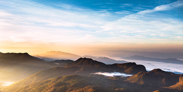 nascer do sol sobre o pico de adam, sri lanka - mountain hill sky cloud - fotografias e filmes do acervo