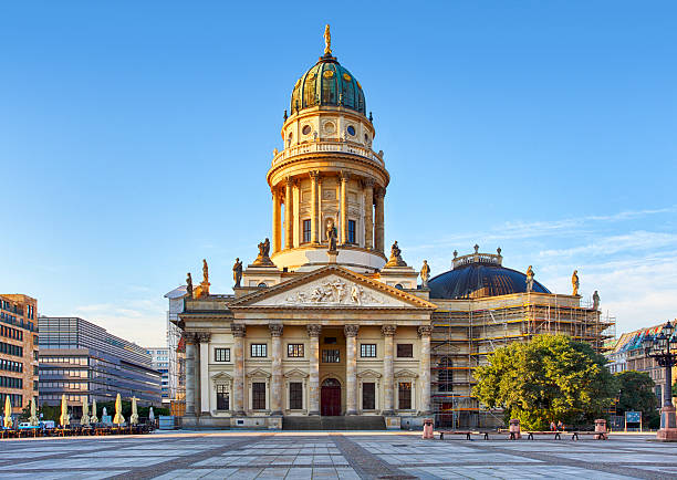 de gendarmenmarkt en berlín, alemania. ver en la catedral alemana - berlin germany gendarmenmarkt schauspielhaus germany fotografías e imágenes de stock