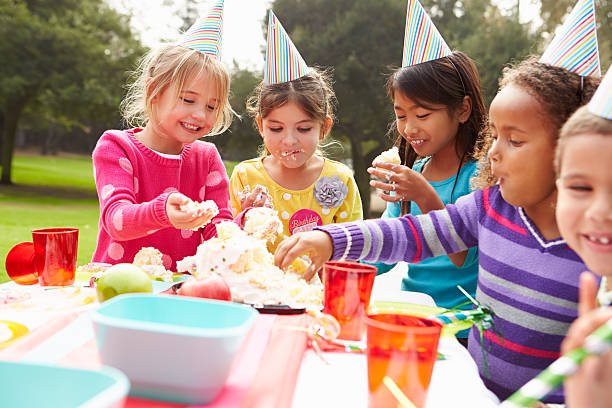 grupo de niños que cumpleaños fiesta al aire libre - birthday cake five people party fotografías e imágenes de stock