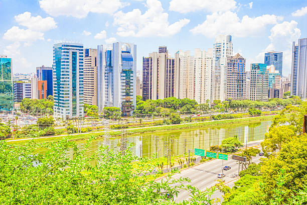 vue sur la rivière et la ville de sao paulo, au brésil - aerial view office park business built structure photos et images de collection