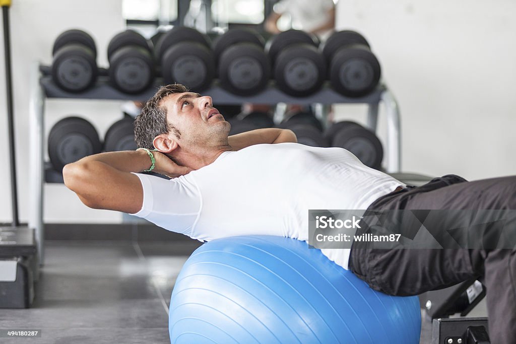Hombre haciendo ejercicios para abdominales - Foto de stock de Abdomen libre de derechos