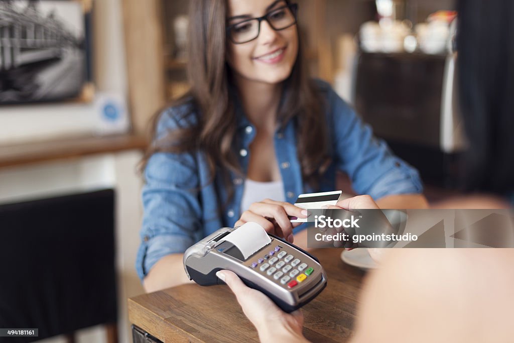 Mulher sorridente a pagar café com cartão de crédito - Royalty-free Cartão de Crédito Foto de stock