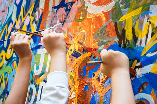 crianças mãos com tinta colorida fundo - kid painting imagens e fotografias de stock