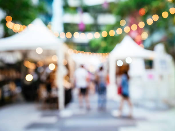 eventos del festival de desenfoque mercado al aire libre con personas - mercado fotografías e imágenes de stock