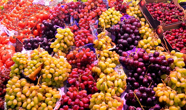 auswahl an weißen und roten trauben in einem farmer's market - grape red grape red farmers market stock-fotos und bilder