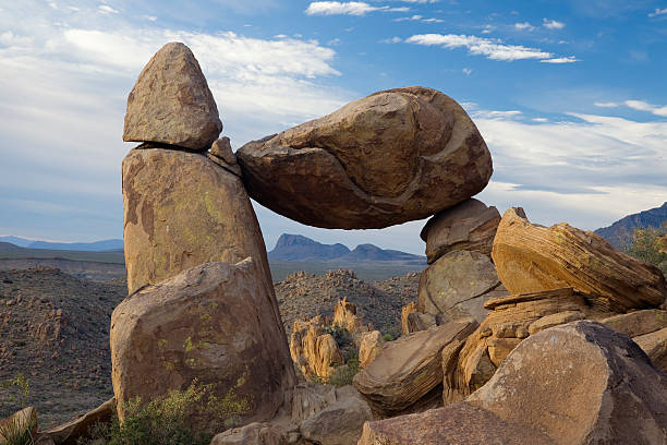 roca equilibrada, por la mañana temprano, luz, parque nacional big bend, texas - travel famous place balanced rock beauty in nature fotografías e imágenes de stock